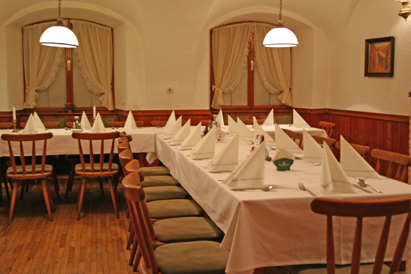 Festsaal mit Bogenfenster